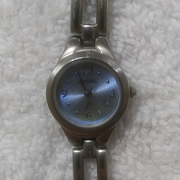 Women's Fossil Watch - Picture 1 of 8